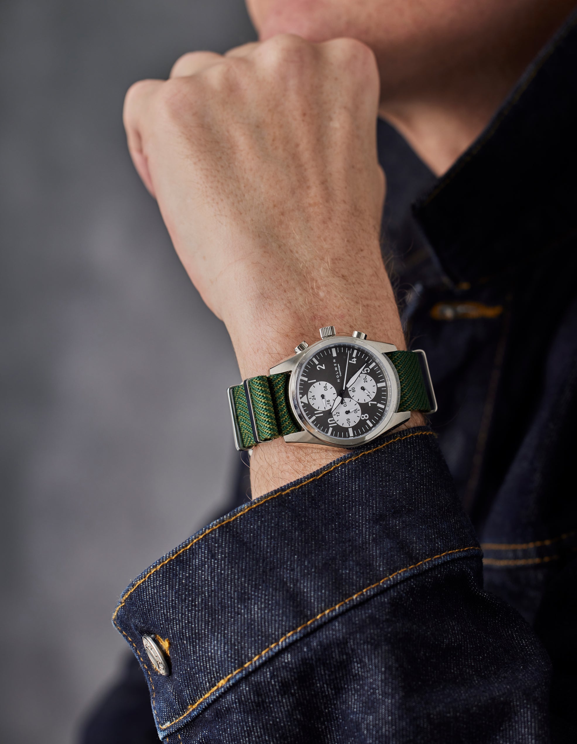 Adventurer watch 42mm black/white dial with green nato strap